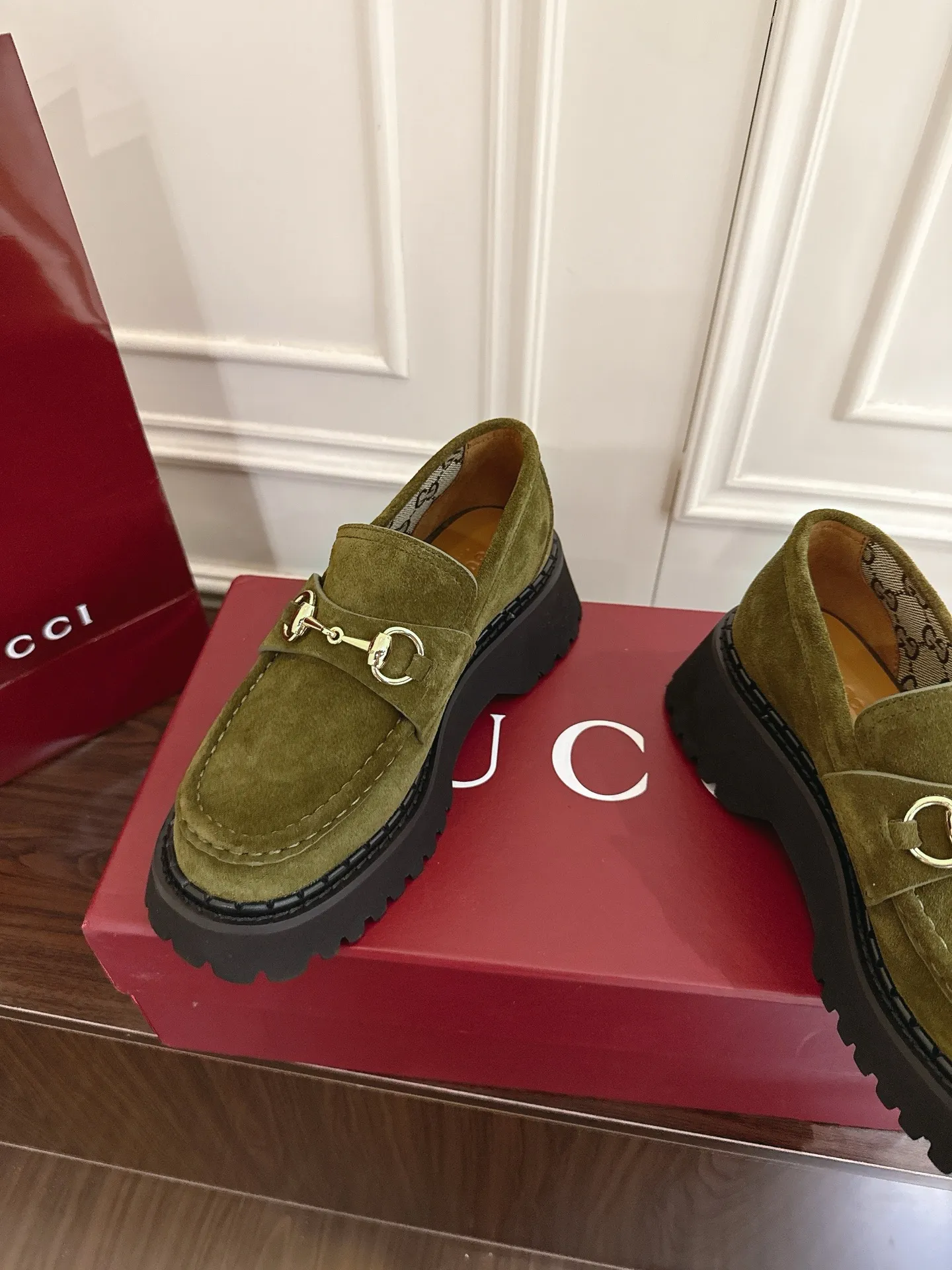 👟👟Ex-factory price 540👟👟 Gucci loafers with horsebit groove soles. As a tribute to the brand's equestrian origins, the horsebit has gone through years of baptism, integrating the rich historical heritage and modern fashion into one. Cowhide surface, sole thickness 5cm, size: 35-42# 39-46#